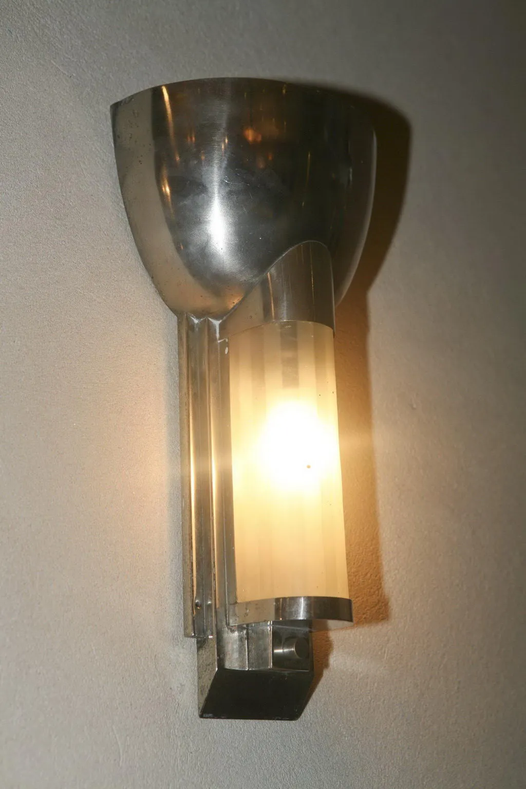 Par de luminárias de parede antigas com luz suave, estilo elegante e forma única, em um ambiente acolhedor.