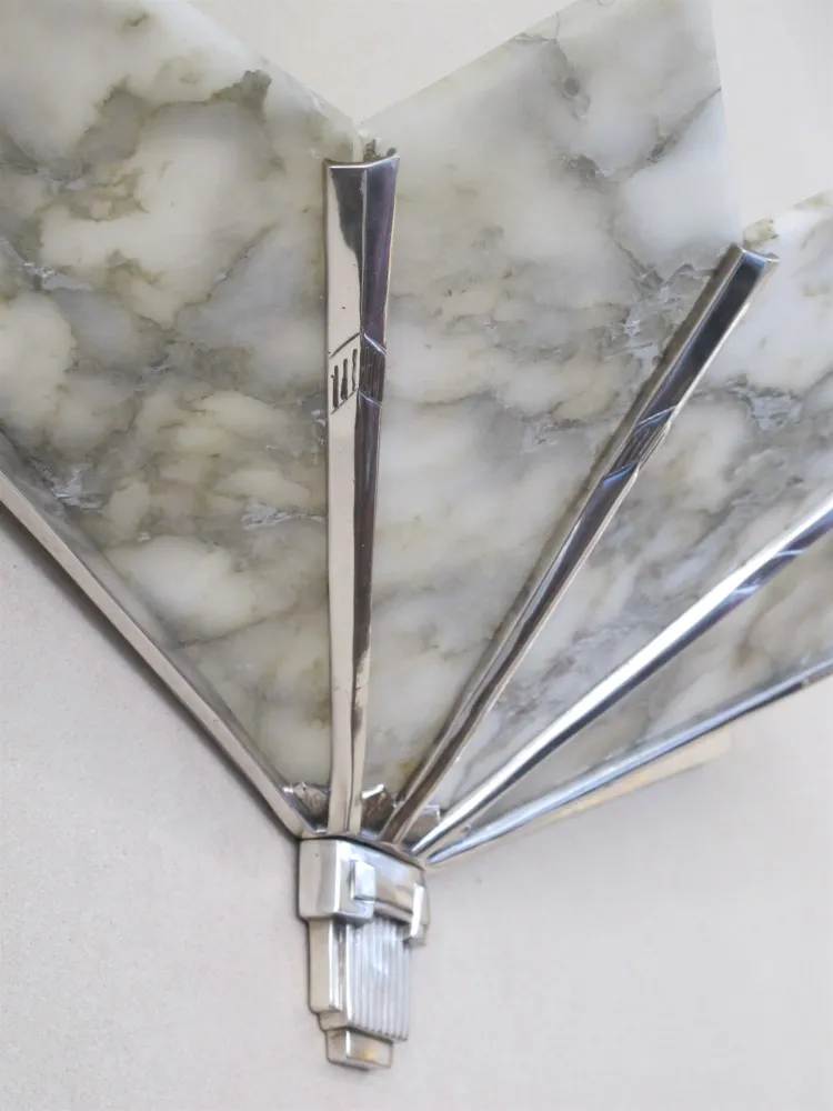 Antikes Paar Wandleuchter mit eleganten Metallverzierungen.