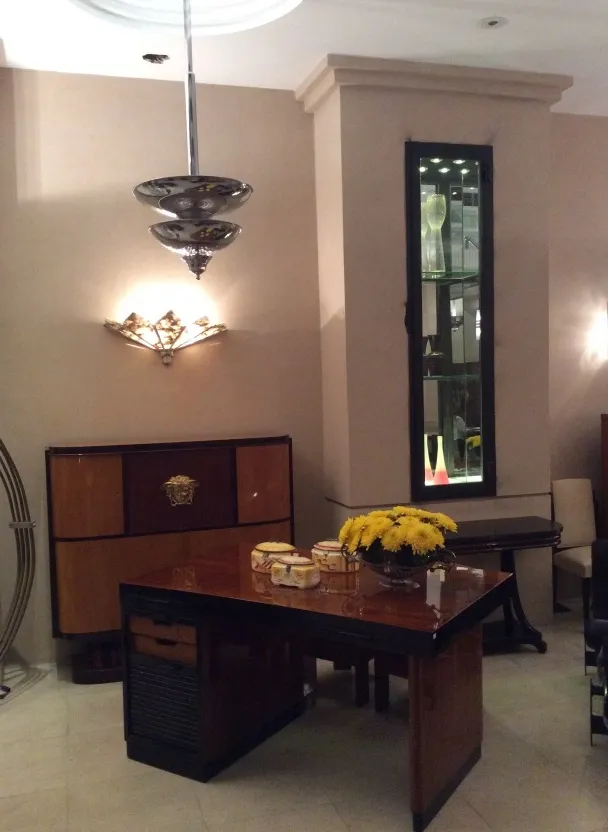 Un par de apliques antiguos iluminando un ambiente elegante