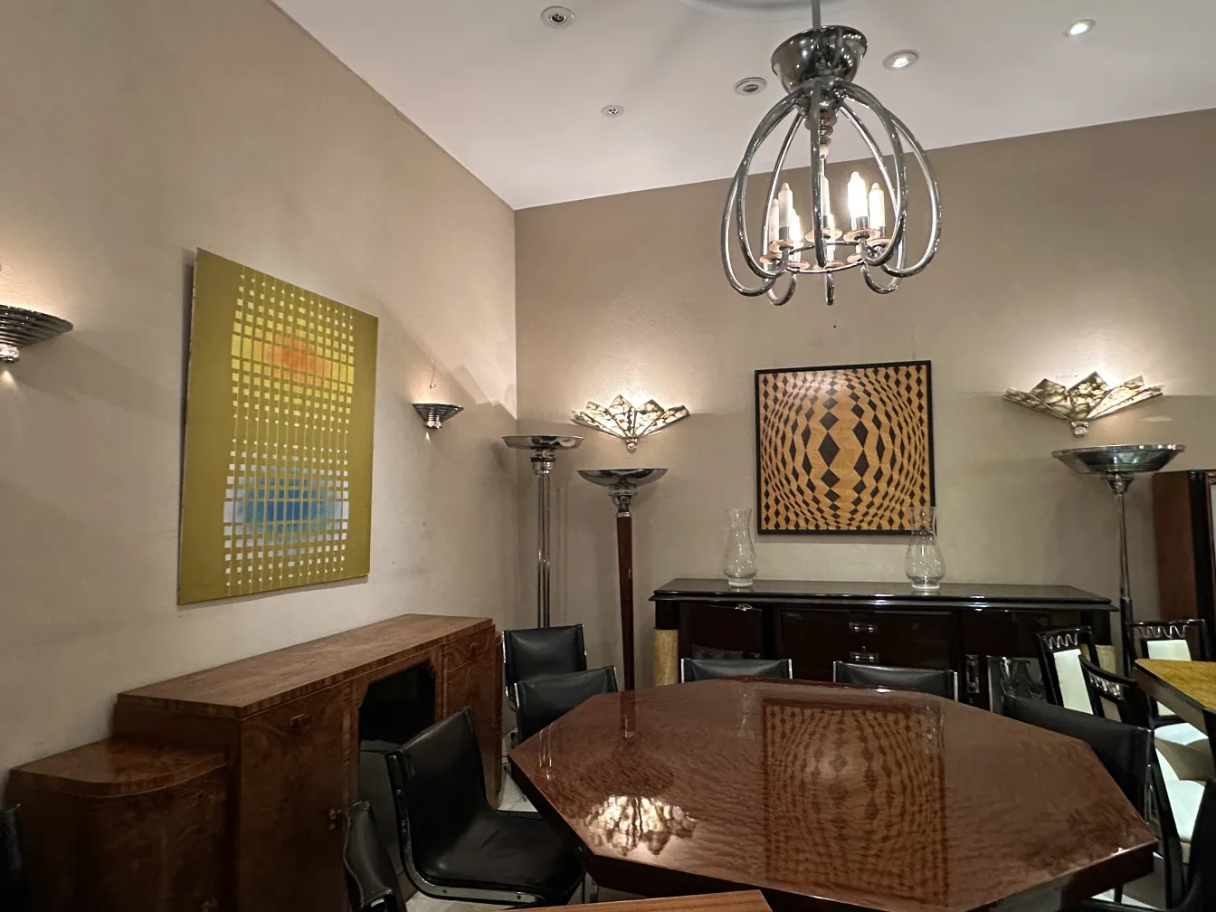 Antike Wandleuchter in einem eleganten Wohnzimmer mit modernen Möbeln