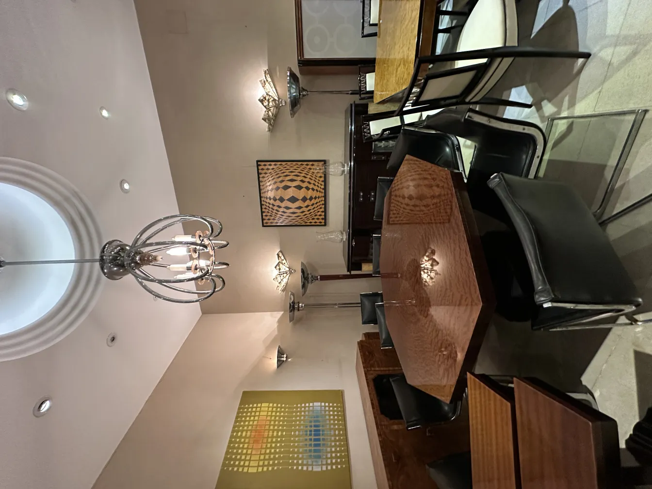 現代的な雰囲気を照らすアンティークウォールランプのペア。