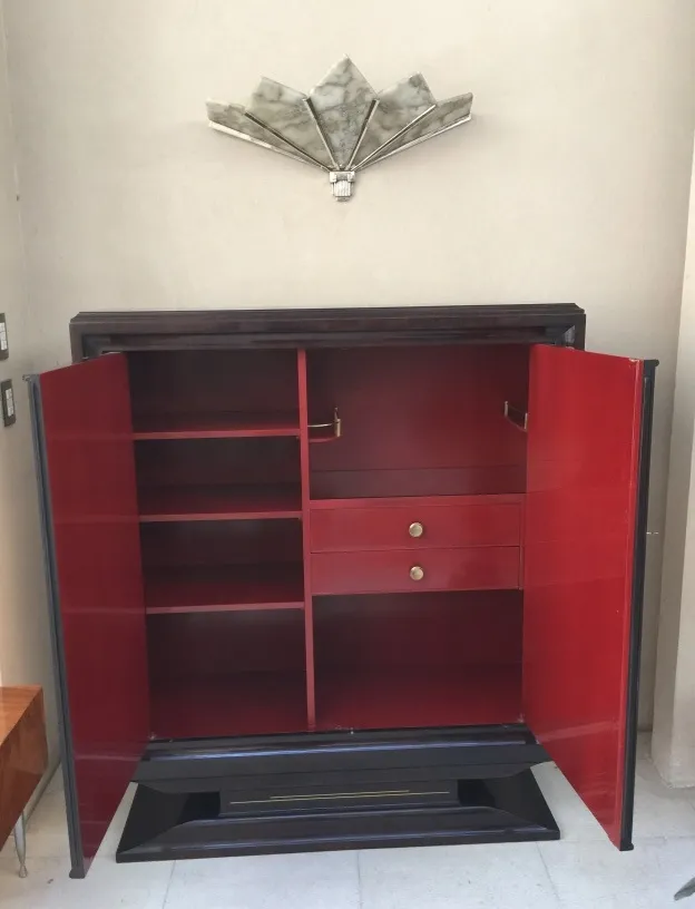 Antikes Paar Wandleuchter mit dekorativem Design, perfekt für Stil.