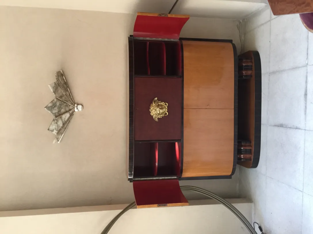 一对古董壁灯，优雅的设计，旁边有家具。