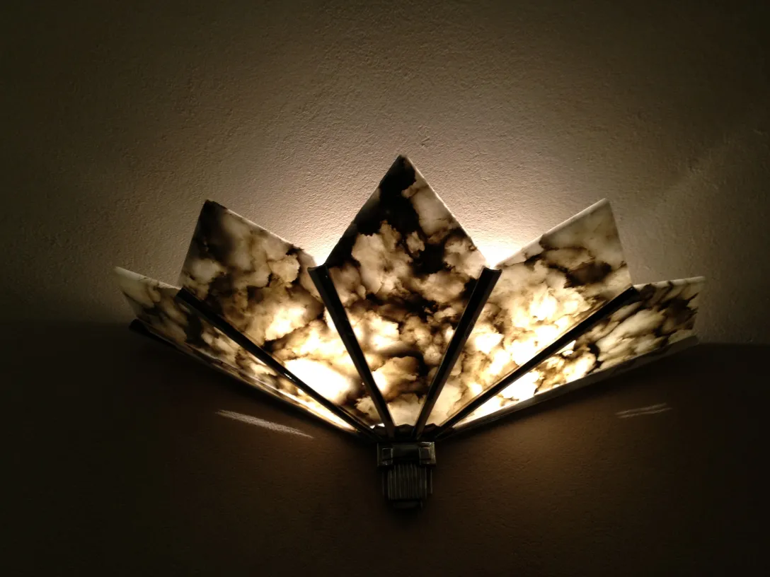 Antike Wandleuchte mit elegantem Design und sanftem Licht