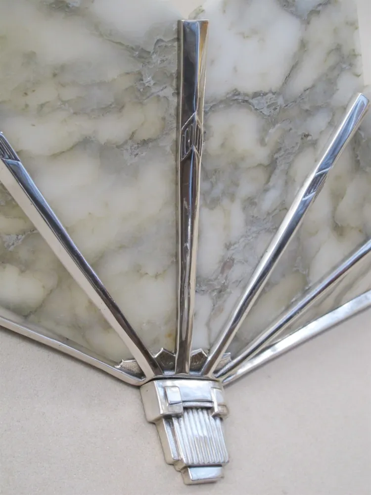 Paire d'appliques anciennes au design artistique, offrant un éclairage doux dans un cadre élégant.