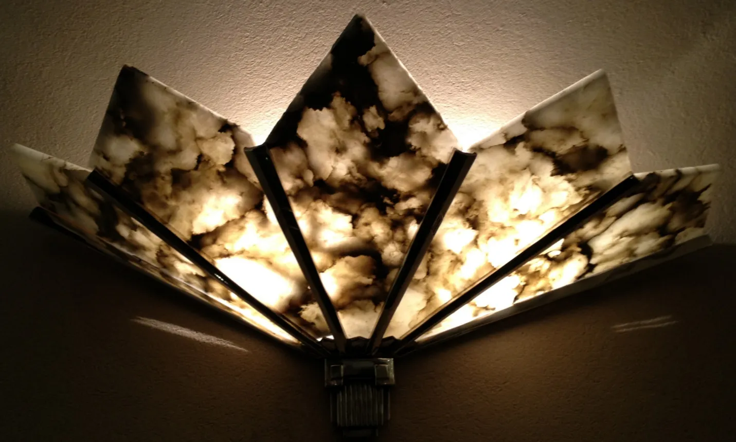 Apliques antiguos decorativos en la pared con luces cálidas