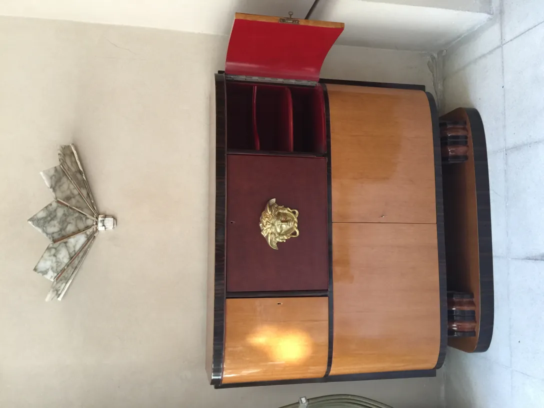 Antiguo par de apliques con diseño elegante en la pared