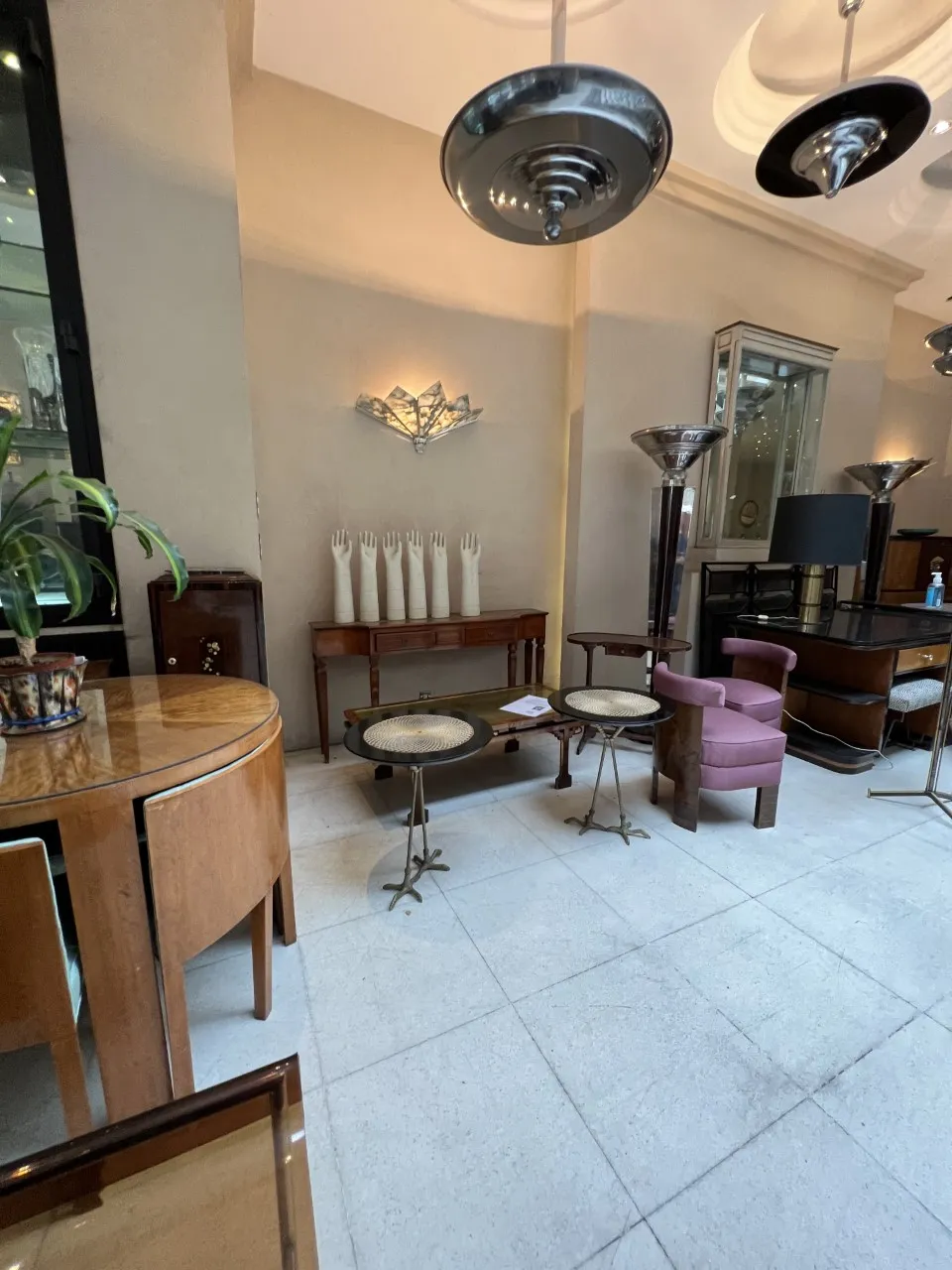 Par de apliques antiguos en un entorno elegante con muebles sofisticados.