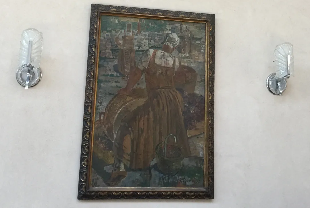 Par de aplique antigo na parede ao lado de uma pintura