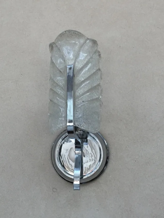 Пара антикварных бра с элегантным дизайном.