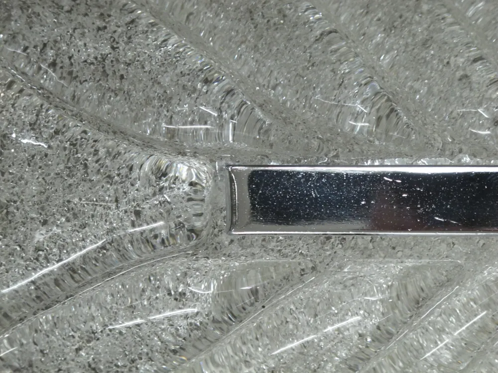 Apliques de vidro com textura elegante, ideais para decoração antiga.