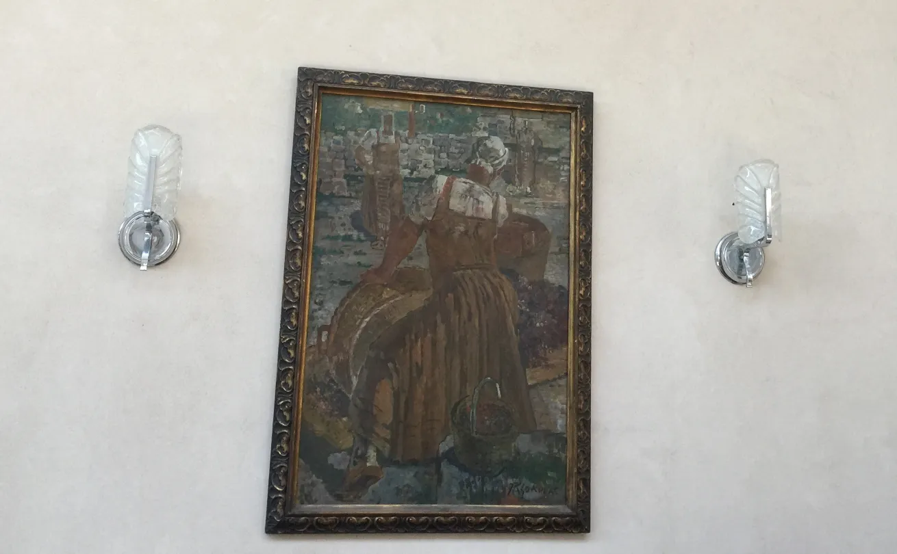 Античные бра со стеклом в простом окружении