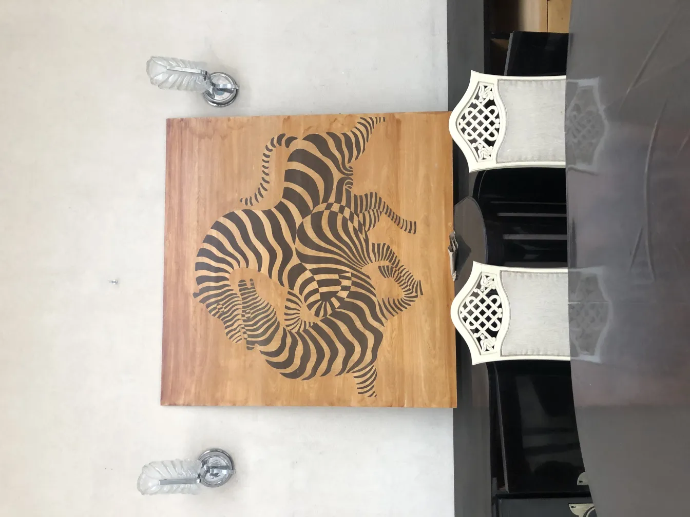 مجموعة من مصابيح الجدار القديمة ذات التصميم الأنيق، تضيء أجواء مريحة.