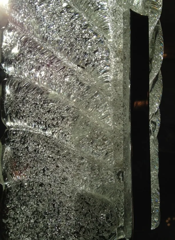 प्राचीन स्कोनस का जोड़ा जो चमकीले काँच के डिज़ाइन और टेक्सचर के साथ आता है, शानदार स्थानों को रोशन करने के लिए उपयुक्त।