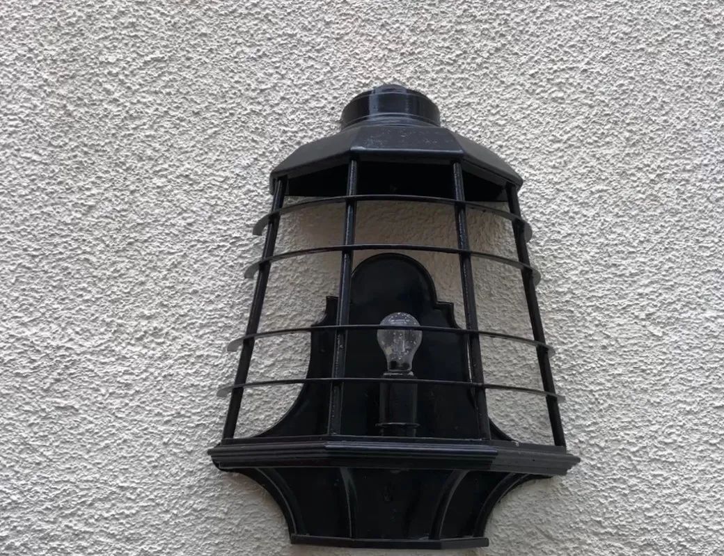 Par de luminárias antigas em metal com luz visível