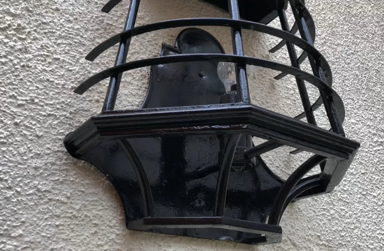 Par de luminárias antigas pretas, perfeitas para decoração.