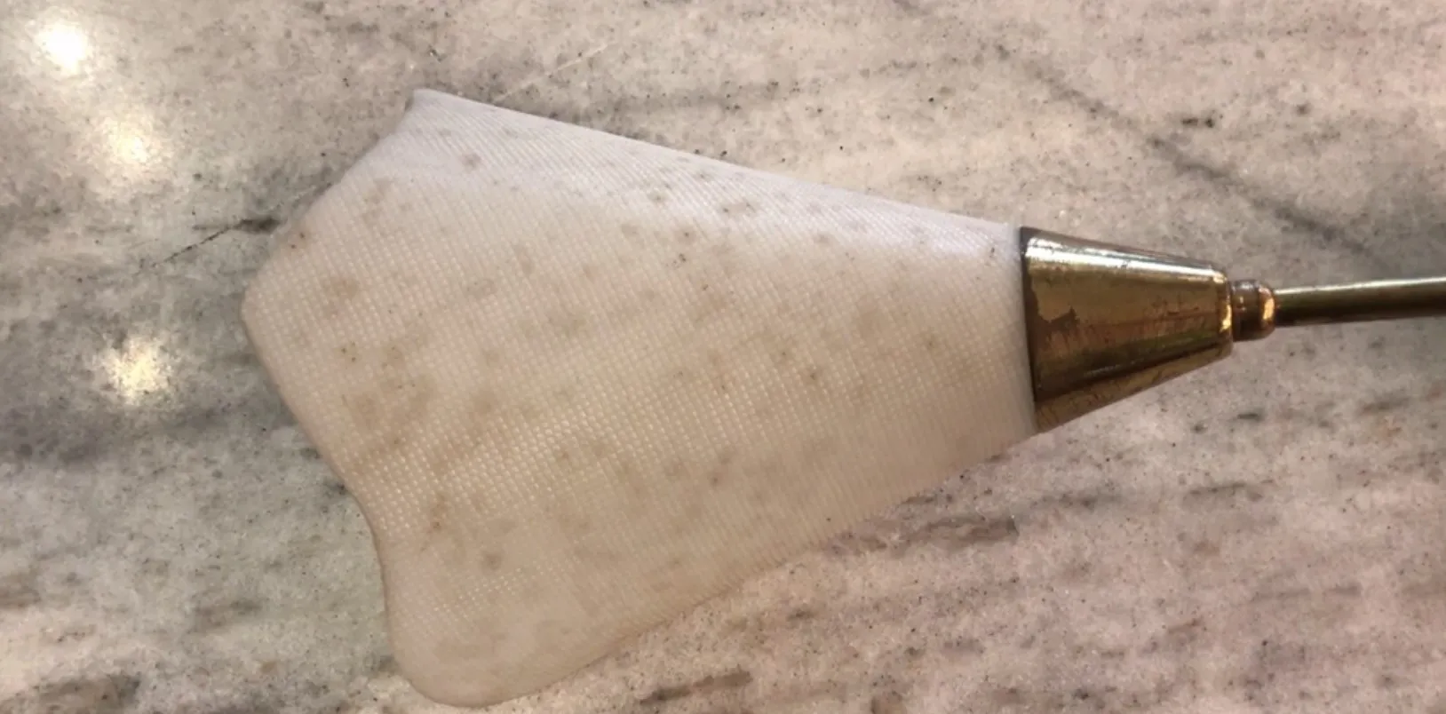 Par de luminárias de parede antigas com detalhes sutis e formas elegantes.