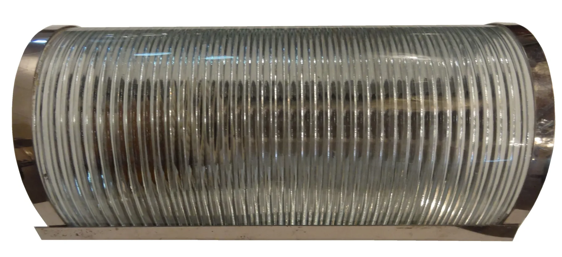 Antike Wandleuchter mit linearer Form und glänzender Oberfläche in einer eleganten Umgebung.