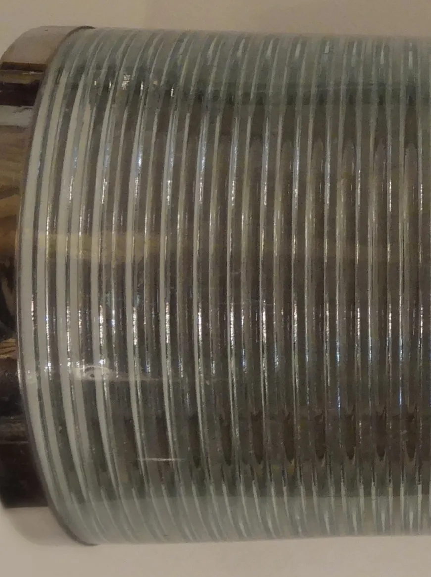 Paar antiker Wandleuchter mit linearem und elegantem Design, perfekt für Vintage-Dekor in einer gemütlichen Umgebung.