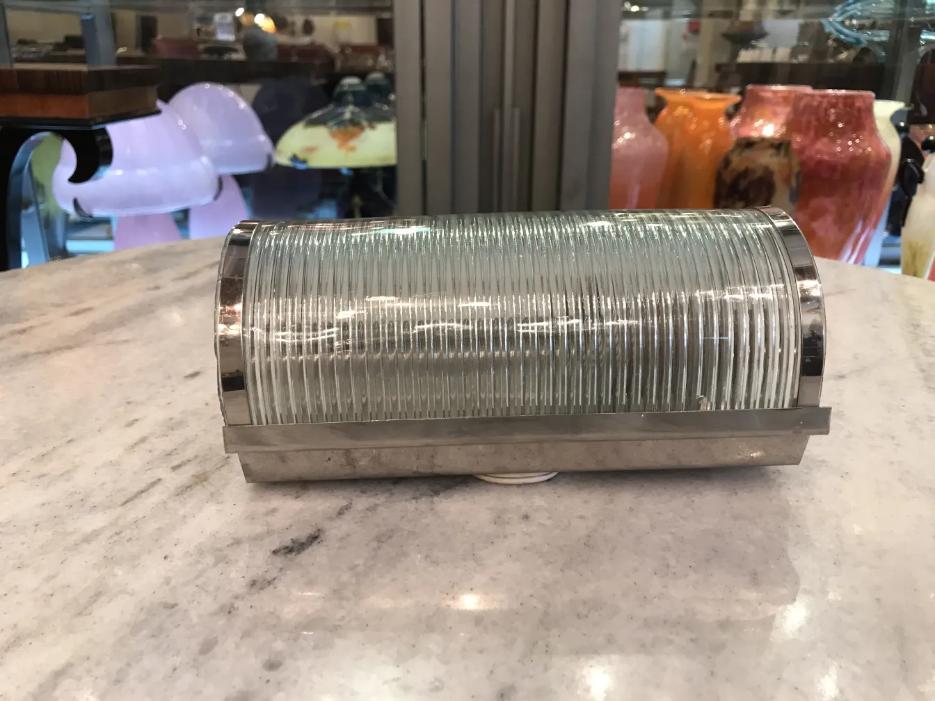 Par de luminárias de parede antigas com design clássico, ideais para a decoração.