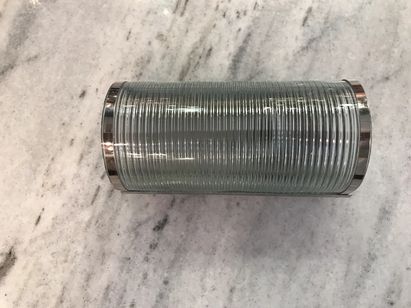 Paar antike Glas-Wandleuchter mit elegantem Design, ideal für die Ambiente-Beleuchtung, vor Marmorhintergrund.