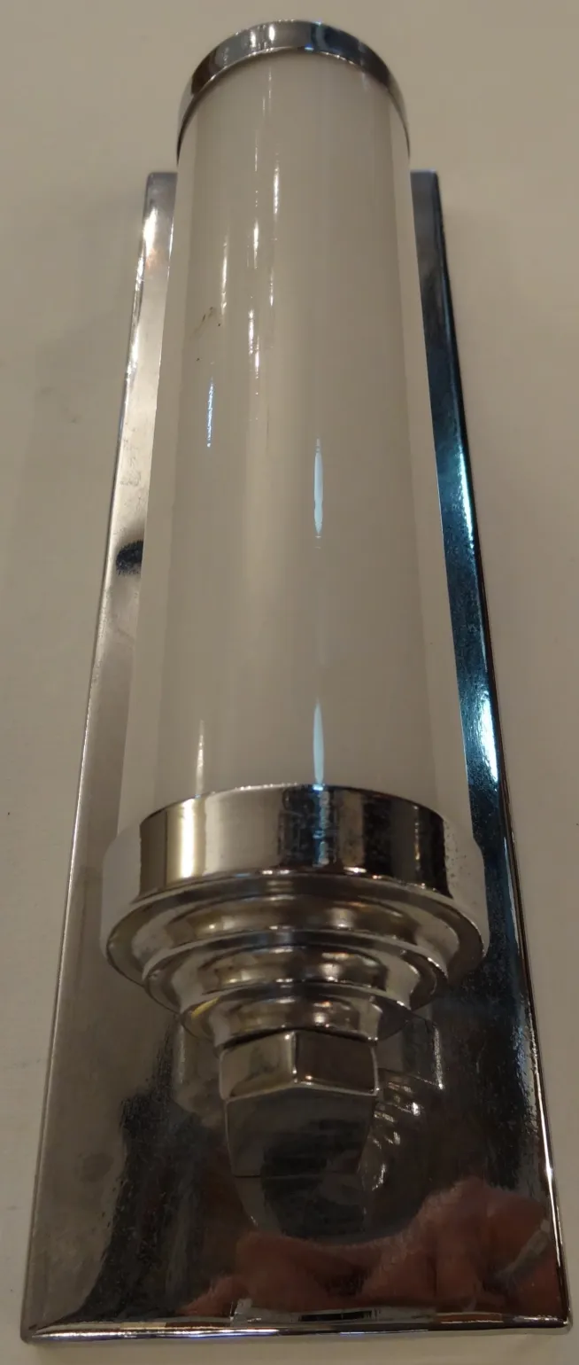 Par de luminárias de parede antigas com base metálica brilhante