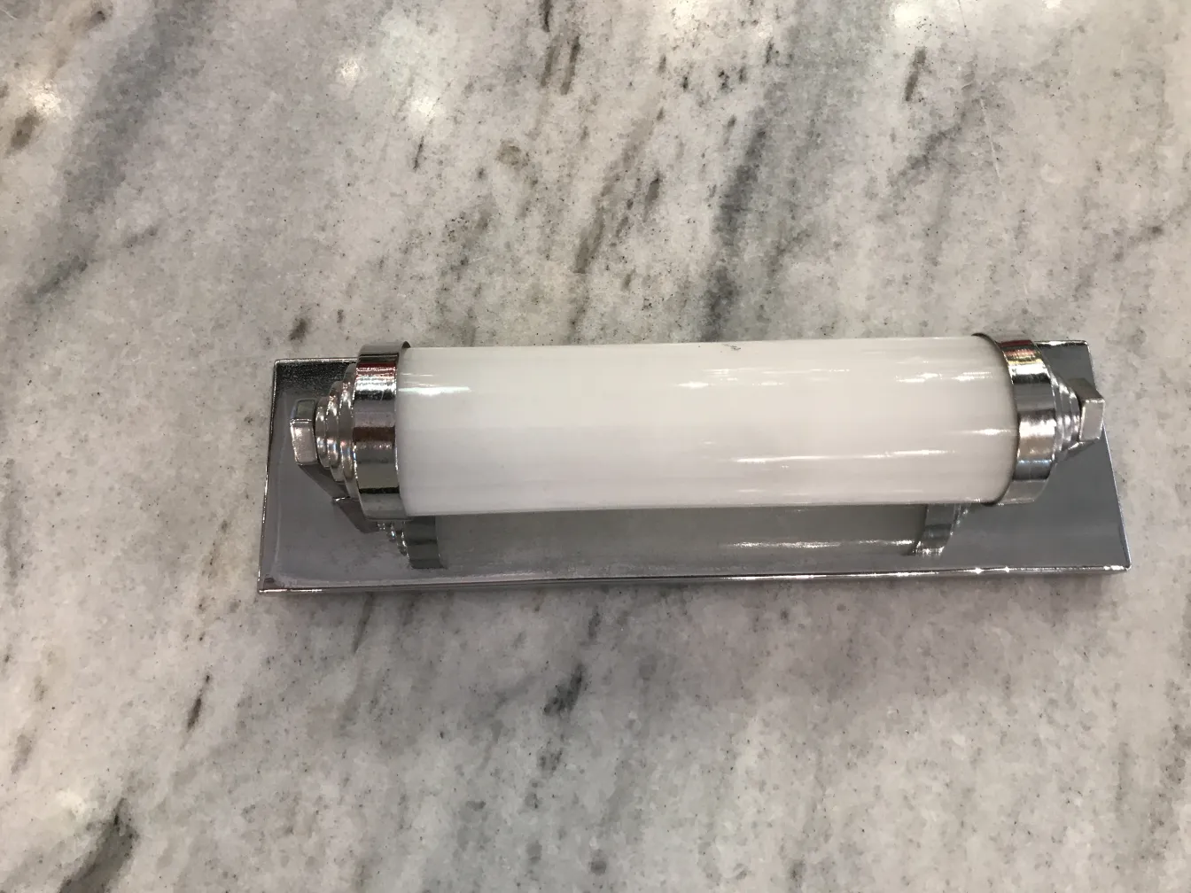 चांदी के आधार और सफेद कांच के साथ पुरानी स्कोनस