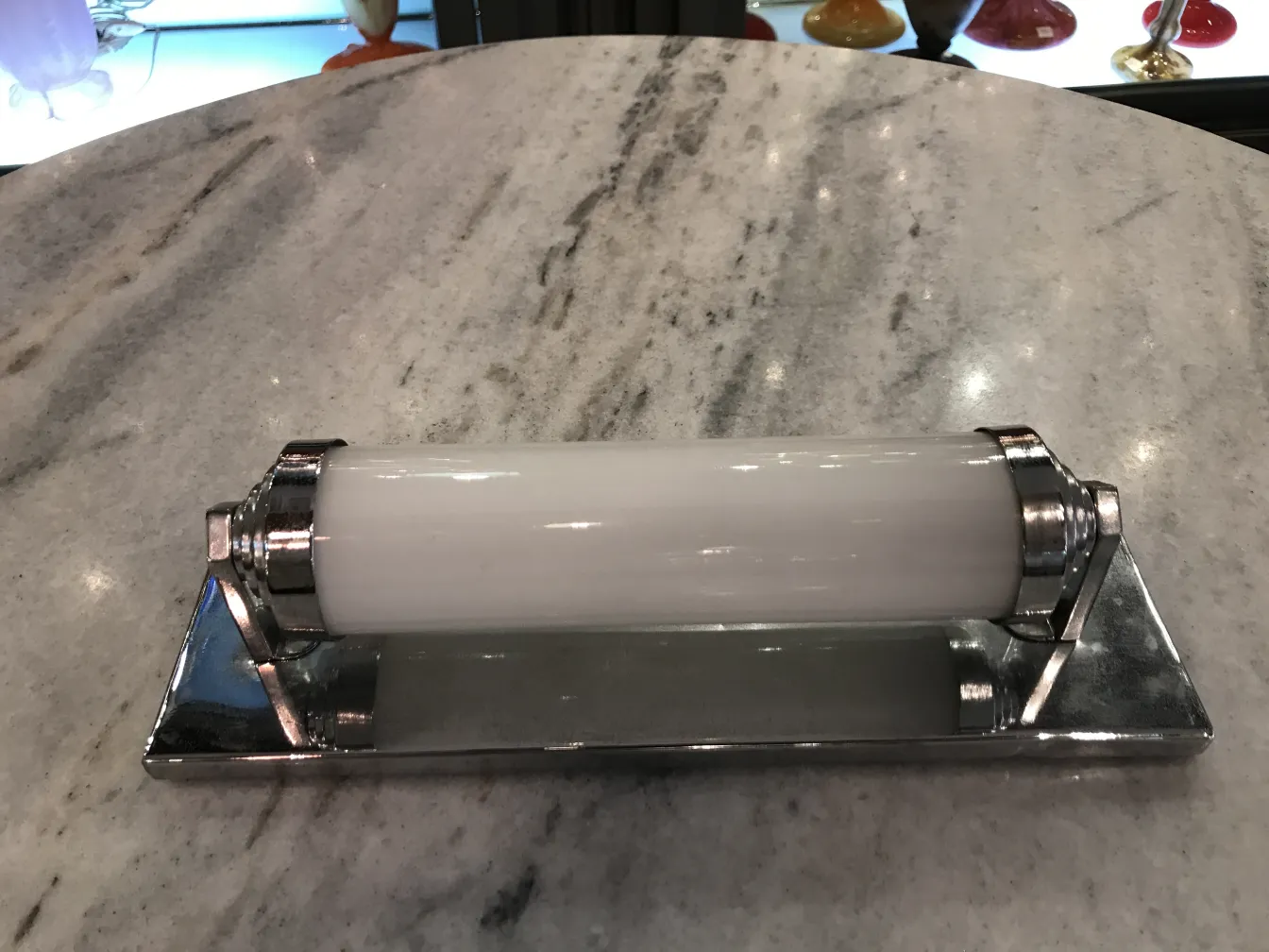 Apliques antigos com acabamento em metal e vidro, design elegante em superfície de mármore.