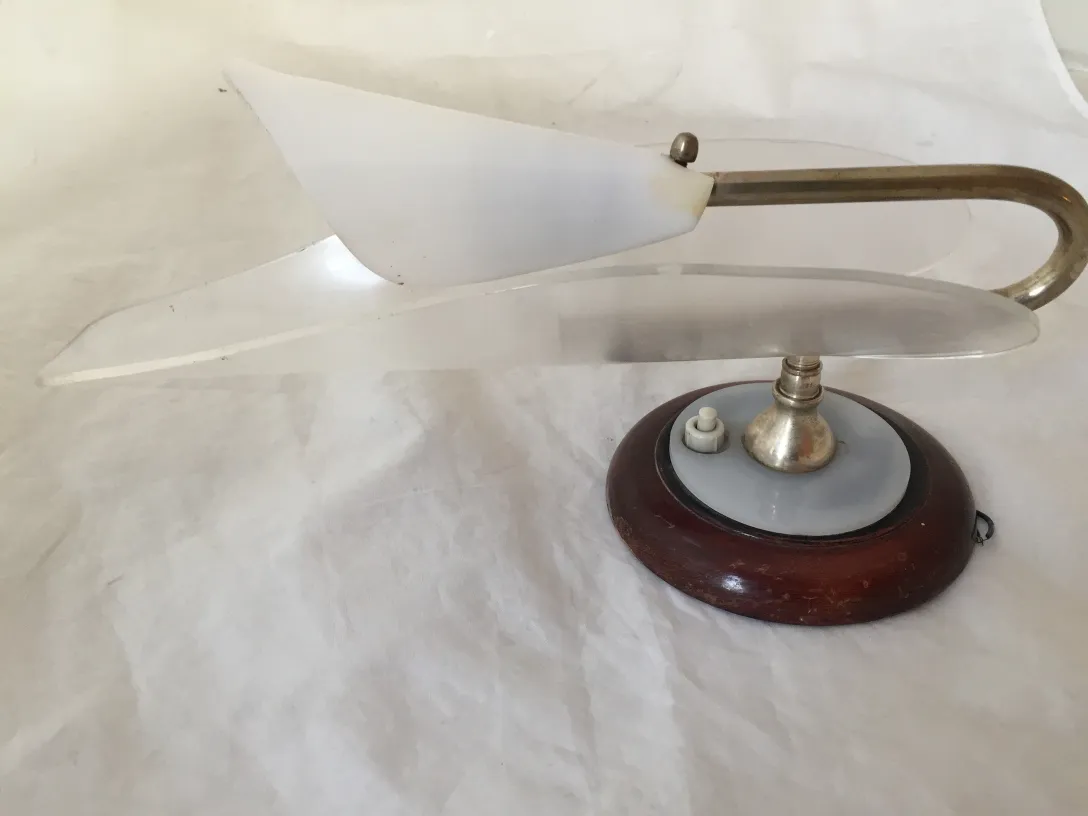 coppia di applique antiche con design elegante in un ambiente accogliente