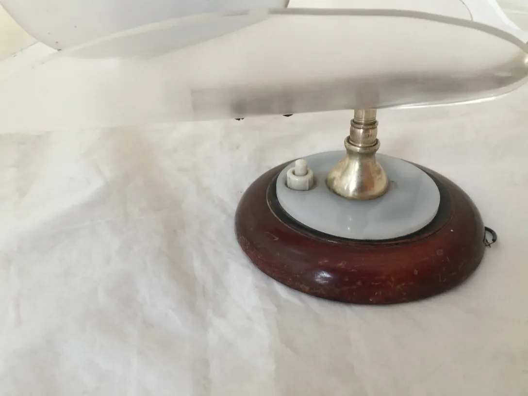 Paar antike Wandleuchter mit Holz- und glänzender Metallbasis in einem gemütlichen Ambiente.