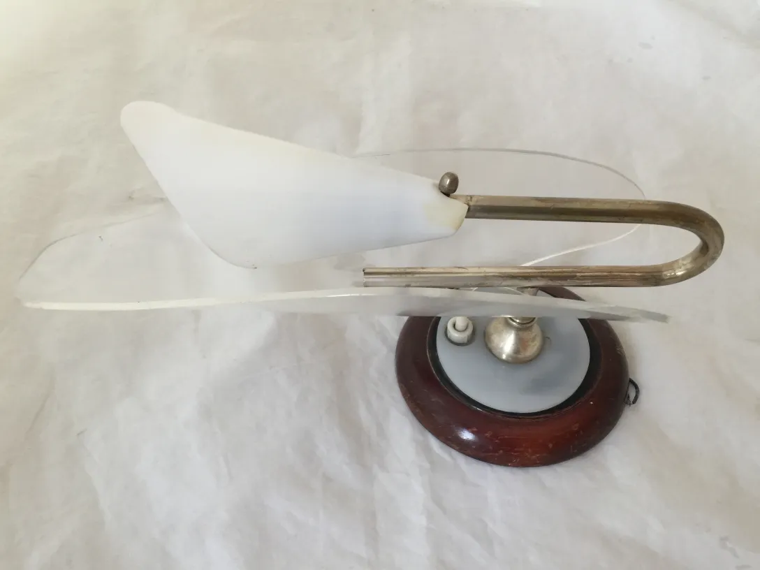 Linda par de luminárias de parede antigas com estilo elegante e minimalista, base de madeira.