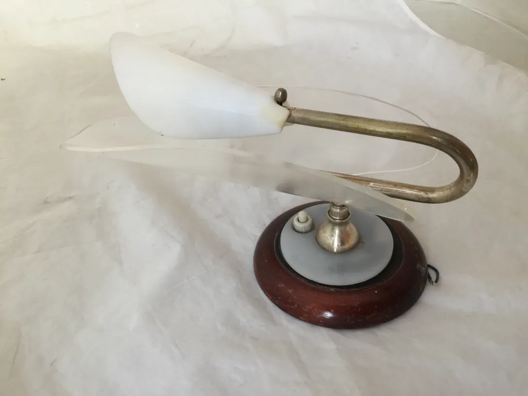 Coppia di applique antiche con base rotonda e luce bianca.