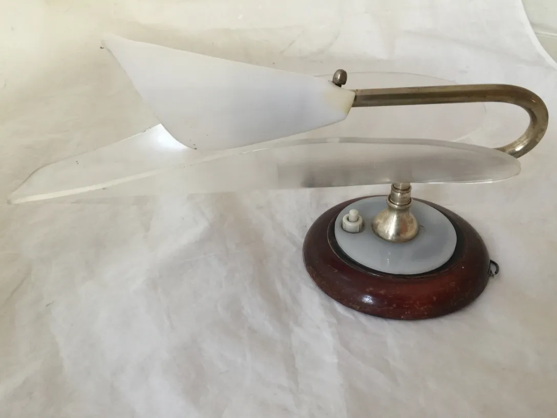 مصباح جدار قديم بقاعدة خشبية وتصميم فريد