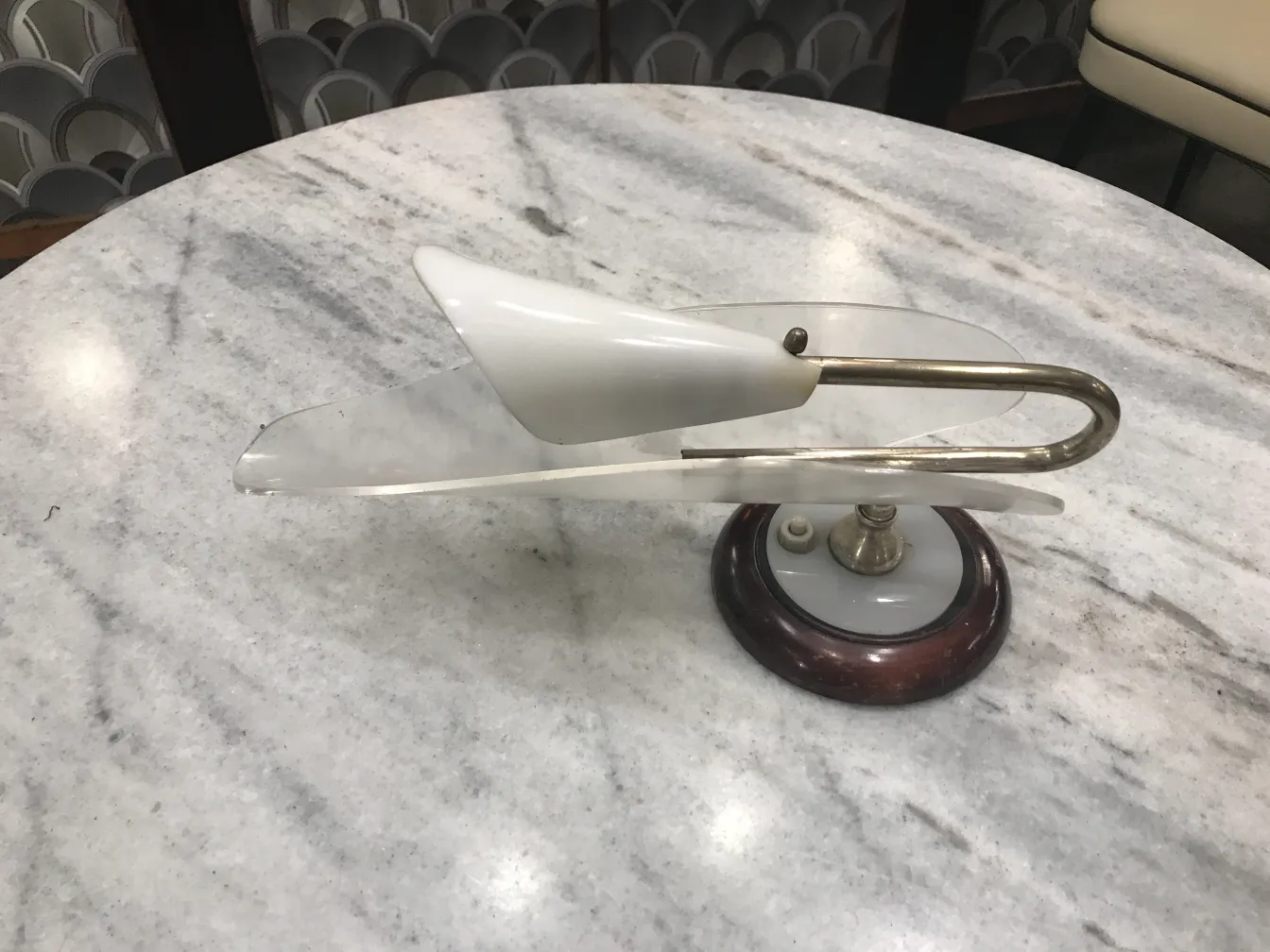 Appliques anciennes avec un design élégant, base décorative sur la table.