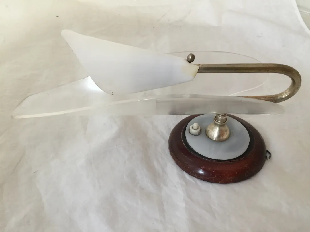 Apliques antiguos con base de madera y vidrio, elegantes y únicos.