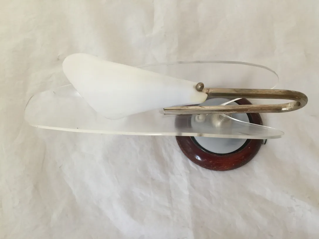 مصابيح جدارية قديمة ذات ضوء ناعم وتصميم بسيط.