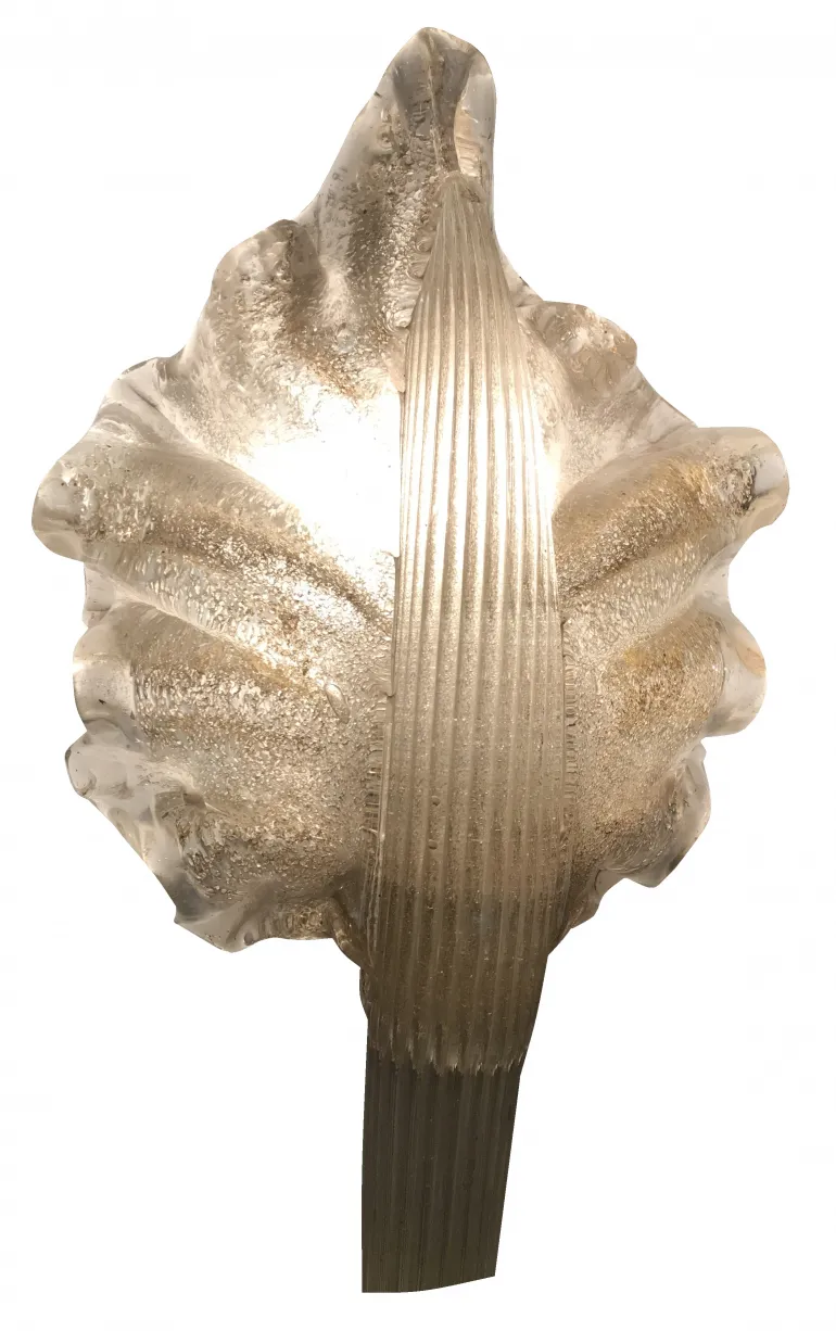 antik Wandleuchter mit auffälligem Design, das eine elegante Umgebung beleuchtet.