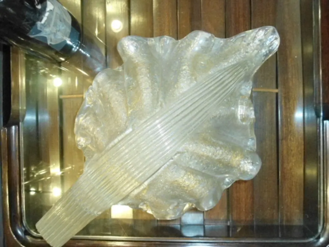 सुंदर प्राचीन स्कोनस जो सजावटी विवरणों के साथ आरामदायक वातावरण में हैं।