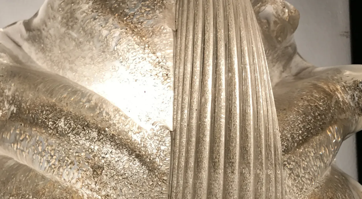 par de luminárias de parede antigas com detalhes elegantes, decorativos e brilhantes