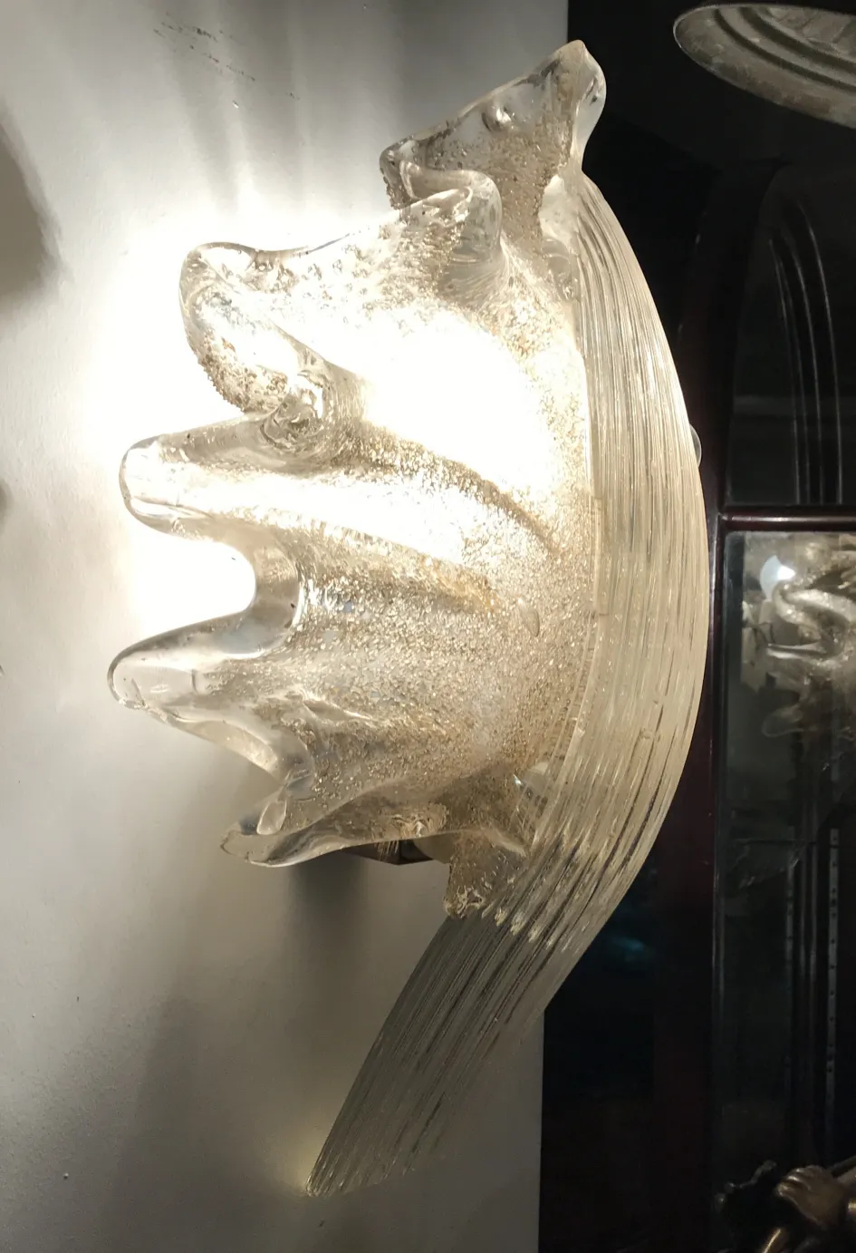 antigo par de luminárias de parede com design elegante e detalhes únicos, perfeito para decoração clássica