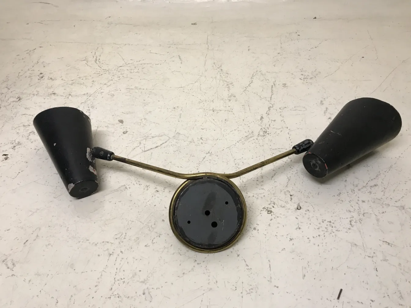 两款古董壁灯呈锥形，Serge Mouille