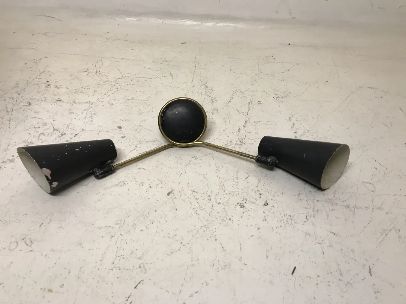 Luminárias de parede antigas com formas cônicas, design de Serge Mouille.