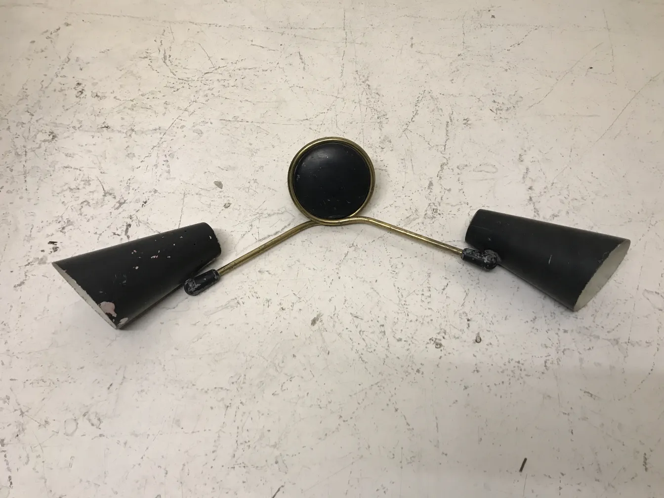 antigo par de luminárias com sombras cônicas escuras e braços dourados