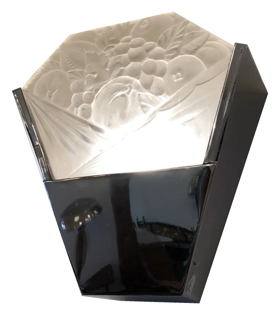 Par de luminárias antigas com relevos florais, decorativas.