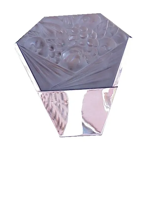 차분한 환경에 배치된 양각된 고대 벽등 한 쌍.