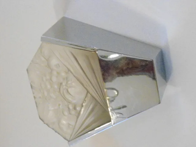 Par de luminárias de parede antigas, com relevos decorativos e design elegante, iluminando um ambiente clássico.