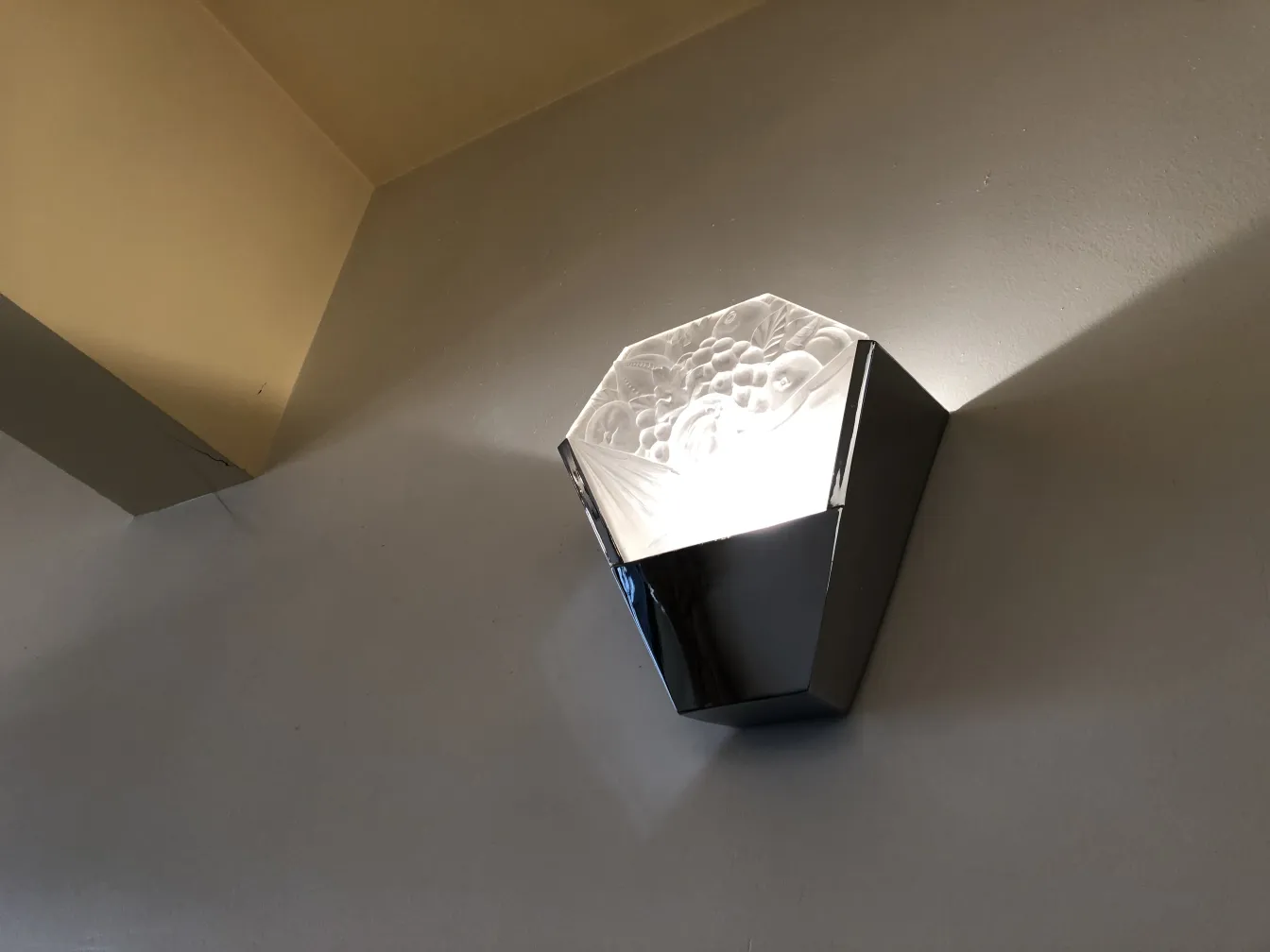 Paar antiker Wandleuchter mit elegantem Design und warmem Licht