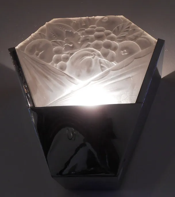 Antiche applique con design decorativo in ceramica