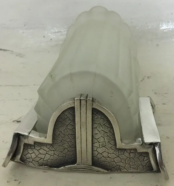 Bella coppia di applique antiche con design elegante