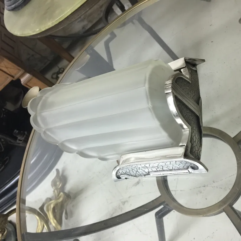 Appliques muraux anciens avec verre dépoli et détails en métal, idéaux pour la décoration.